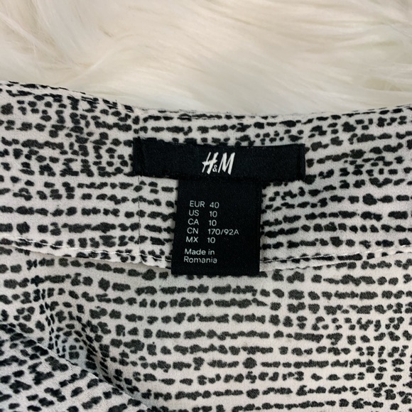 H&M Black and White 3/4 Sleeve V-Neck Blouse 10 - Picture 7 of 8